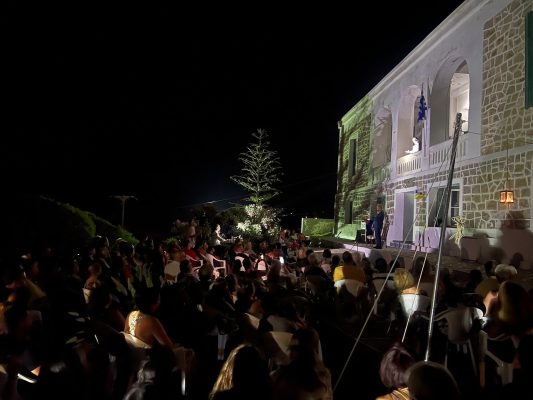 Αρωγός το Αφεντάκειο και στις θεατρικές παραστάσεις στην Κίμωλο